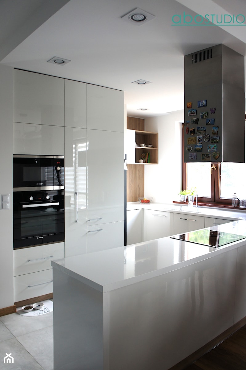 SŁUPNO - Duża otwarta biała z zabudowaną lodówką kuchnia w kształcie litery u w kształcie litery g z wyspą lub półwyspem, styl nowoczesny - zdjęcie od abostudio
