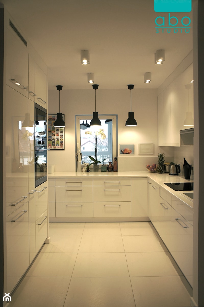apartament Polanka- kuchnia, Poznań - Średnia otwarta z salonem biała z zabudowaną lodówką kuchnia w kształcie litery u, styl minimalistyczny - zdjęcie od abostudio