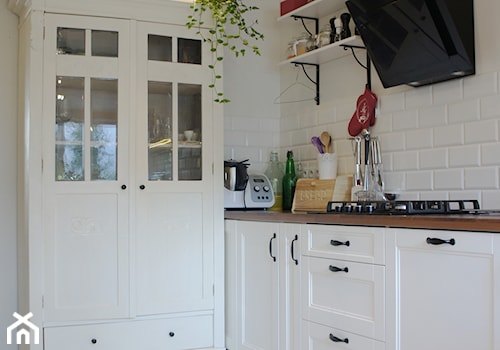 dom szeregowy - Płock - Mała zamknięta biała z zabudowaną lodówką z lodówką wolnostojącą kuchnia w kształcie litery l z oknem, styl glamour - zdjęcie od abostudio