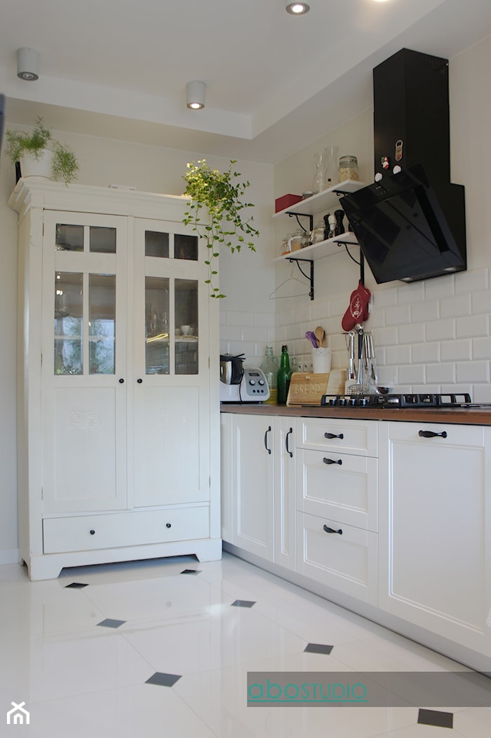 dom szeregowy - Płock - Mała zamknięta biała z zabudowaną lodówką z lodówką wolnostojącą kuchnia w kształcie litery l z oknem, styl glamour - zdjęcie od abostudio - Homebook