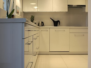 apartament Polanka- kuchnia, Poznań - Średnia z salonem biała z zabudowaną lodówką kuchnia w kształcie litery l z kompozytem na ścianie nad blatem kuchennym, styl minimalistyczny - zdjęcie od abostudio