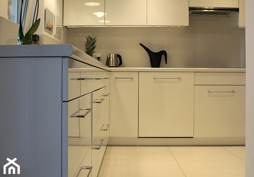 apartament Polanka- kuchnia, Poznań - Średnia z salonem biała z zabudowaną lodówką kuchnia w kształcie litery l z kompozytem na ścianie nad blatem kuchennym, styl minimalistyczny - zdjęcie od abostudio