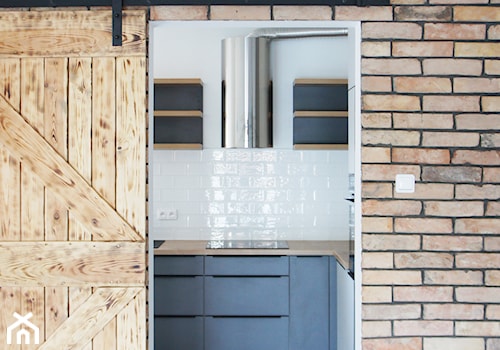 Mieszkanie na wynajem - Płock - Średnia zamknięta z salonem biała z zabudowaną lodówką z nablatowym zlewozmywakiem kuchnia w kształcie litery u, styl industrialny - zdjęcie od abostudio