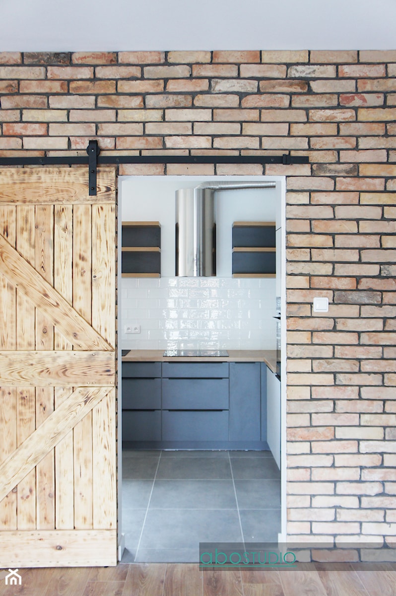Mieszkanie na wynajem - Płock - Średnia zamknięta z salonem biała z zabudowaną lodówką z nablatowym zlewozmywakiem kuchnia w kształcie litery u, styl industrialny - zdjęcie od abostudio