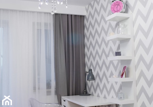 Pokój Nastolatki - Średnia biała szara z biurkiem sypialnia, styl skandynawski - zdjęcie od PROJEKT KWADRAT
