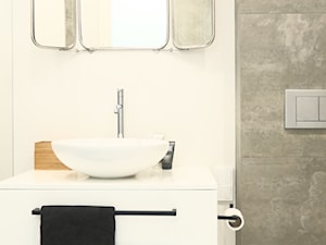 Moja Saska - Mała na poddaszu łazienka z oknem, styl industrialny - zdjęcie od PROJEKT KWADRAT
