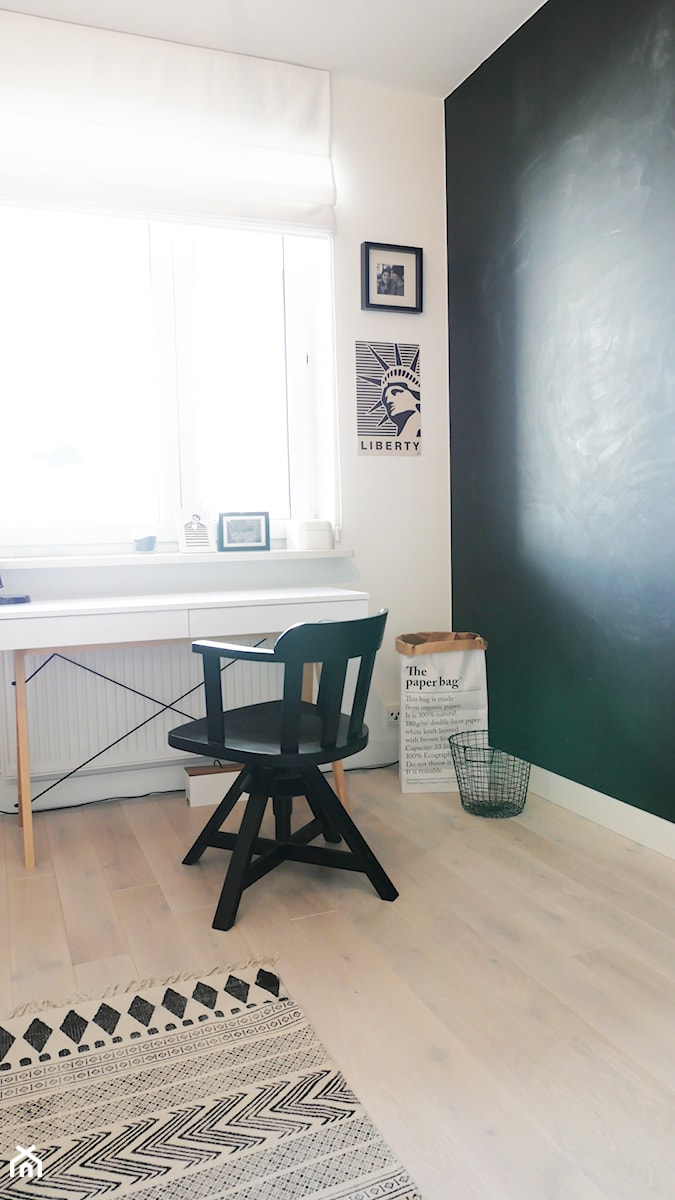 Moja Saska - Średnie białe czarne biuro, styl skandynawski - zdjęcie od PROJEKT KWADRAT