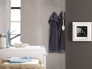 Termostat DEVIreg™ Touch - Mała na poddaszu bez okna łazienka - zdjęcie od DEVI