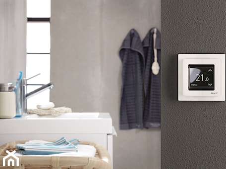 Aranżacje wnętrz - Łazienka: Termostat DEVIreg™ Touch - Mała na poddaszu bez okna łazienka - DEVI. Przeglądaj, dodawaj i zapisuj najlepsze zdjęcia, pomysły i inspiracje designerskie. W bazie mamy już prawie milion fotografii!