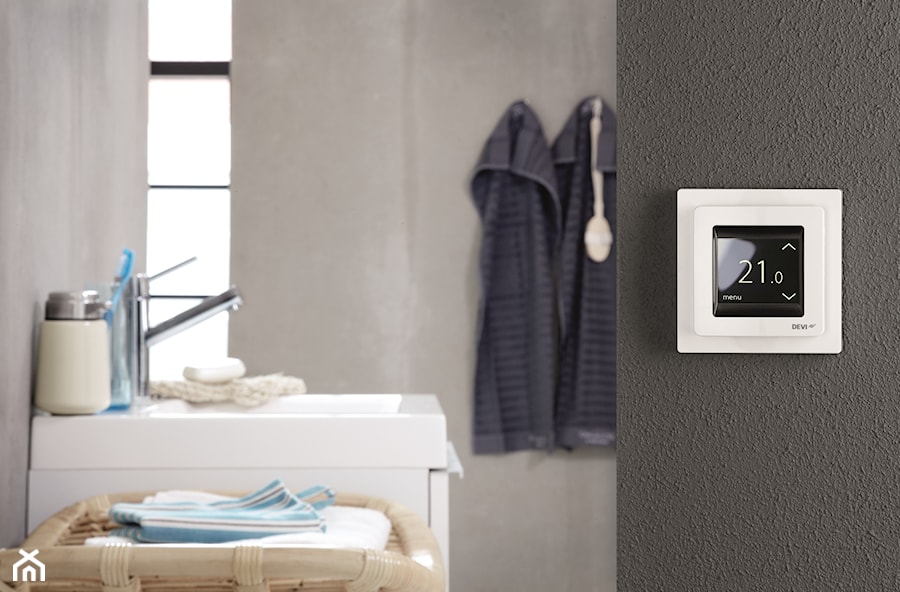 Termostat DEVIreg™ Touch - Mała na poddaszu bez okna łazienka - zdjęcie od DEVI