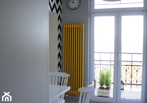 Mieszkanie z żółtymi akcentami - Jadalnia, styl industrialny - zdjęcie od studio BOMBE