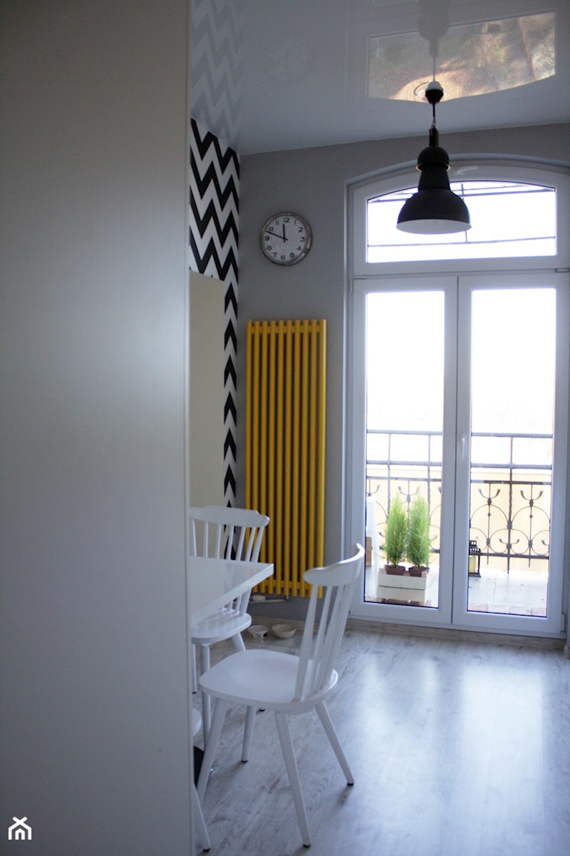 Mieszkanie z żółtymi akcentami - Jadalnia, styl industrialny - zdjęcie od studio BOMBE