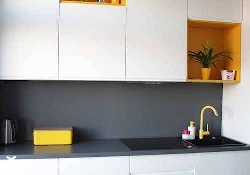 Mieszkanie z żółtymi akcentami - Mała zamknięta z kamiennym blatem biała z zabudowaną lodówką z nablatowym zlewozmywakiem kuchnia jednorzędowa, styl industrialny - zdjęcie od studio BOMBE