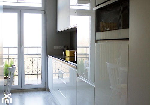Mieszkanie z żółtymi akcentami - Średnia otwarta z kamiennym blatem szara z zabudowaną lodówką kuchnia jednorzędowa z oknem, styl industrialny - zdjęcie od studio BOMBE