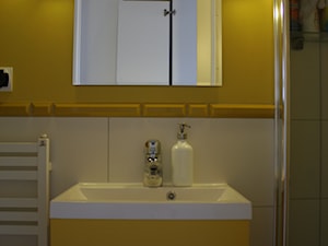 Mieszkanie z żółtymi akcentami - Mała bez okna z lustrem łazienka, styl industrialny - zdjęcie od studio BOMBE