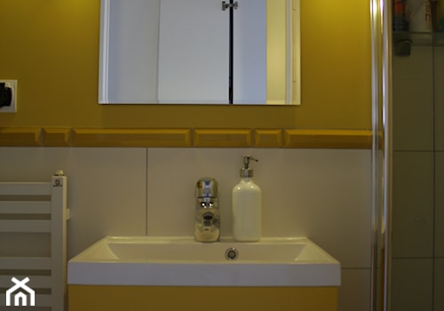 Mieszkanie z żółtymi akcentami - Mała bez okna z lustrem łazienka, styl industrialny - zdjęcie od studio BOMBE