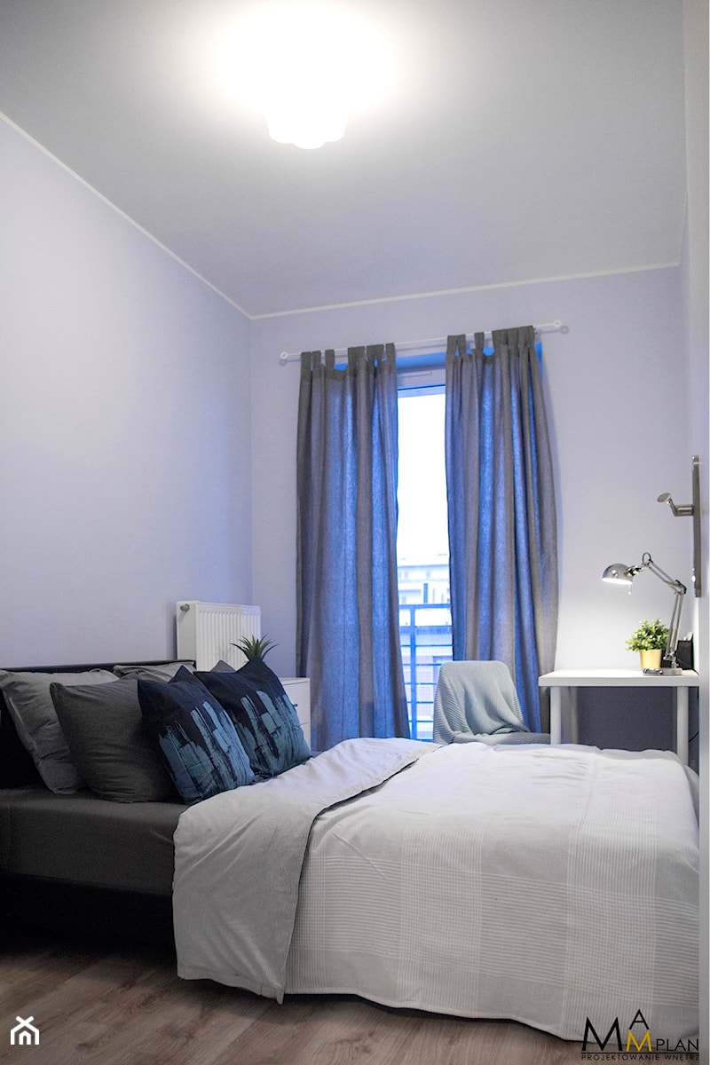 39m2 - Mała niebieska z biurkiem sypialnia z balkonem / tarasem, styl skandynawski - zdjęcie od mamplan