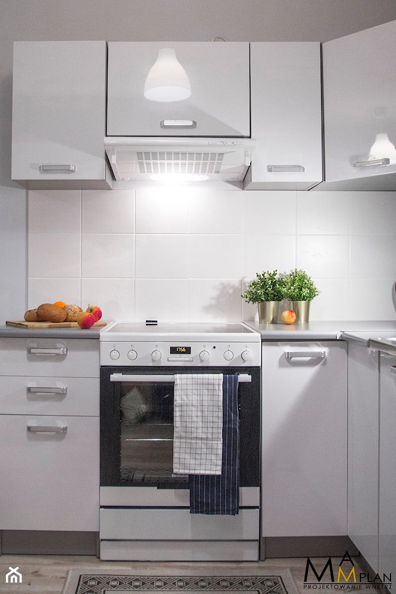 39m2 - Mała otwarta z kamiennym blatem biała z zabudowaną lodówką kuchnia w kształcie litery l, styl skandynawski - zdjęcie od mamplan