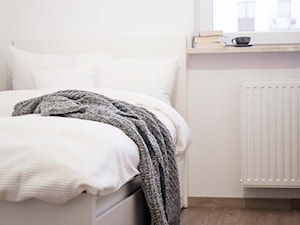 Warszawa Bemowo - Mała biała sypialnia, styl minimalistyczny - zdjęcie od mamplan