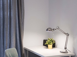 39m2 - Mała biała z biurkiem sypialnia, styl skandynawski - zdjęcie od mamplan