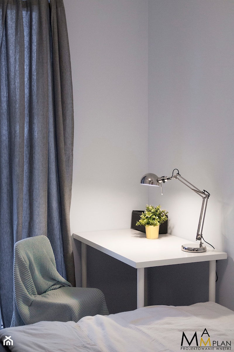 39m2 - Mała biała z biurkiem sypialnia, styl skandynawski - zdjęcie od mamplan