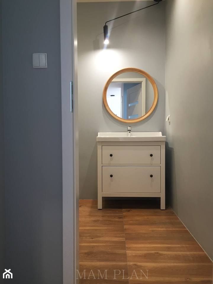 Łazienka w stylu skandynawskim - Mała na poddaszu bez okna łazienka, styl skandynawski - zdjęcie od mamplan