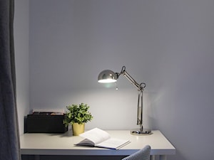 39m2 - Biała szara z biurkiem sypialnia, styl skandynawski - zdjęcie od mamplan