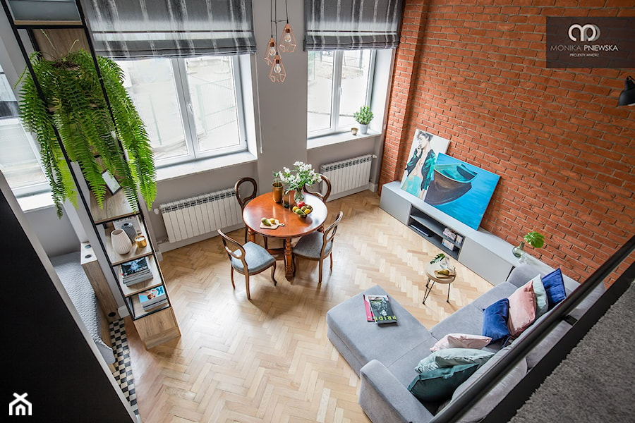 Małe mieszkanie z antresolą - Średni szary salon z jadalnią z antresolą, styl nowoczesny - zdjęcie od Monika Pniewska Projekty Wnętrz
