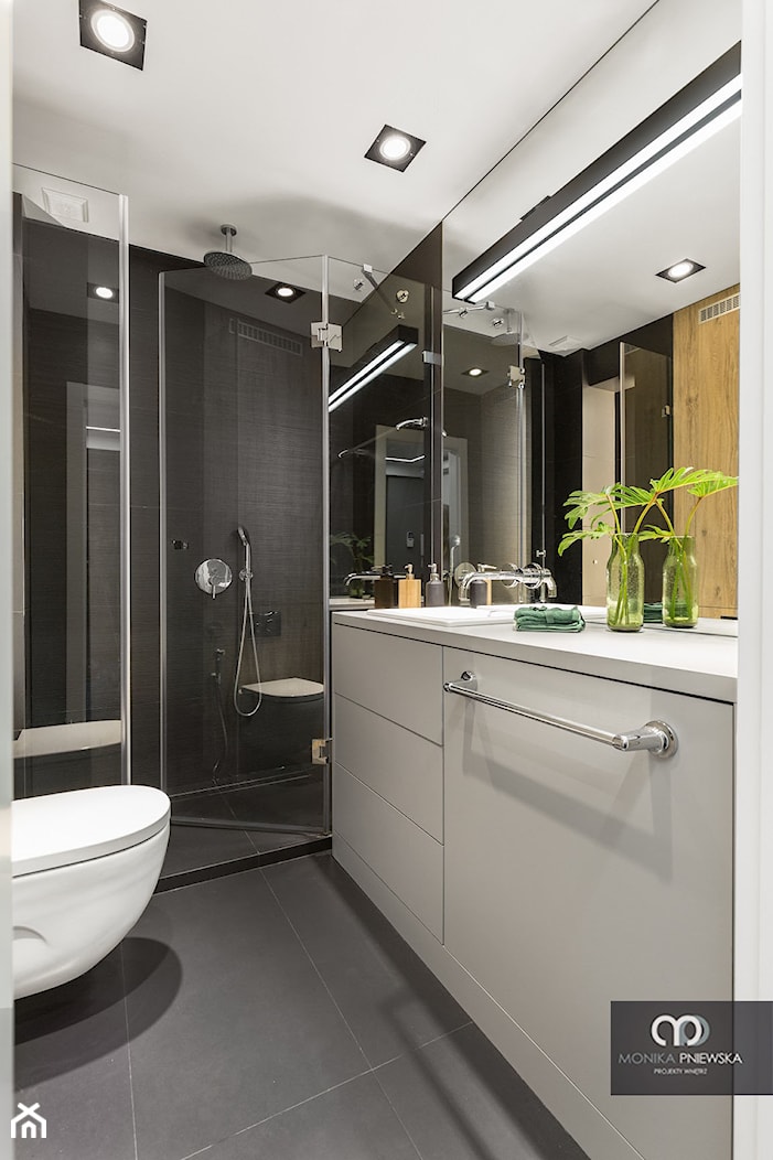 Małe mieszkanie z antresolą - Mała bez okna z lustrem z punktowym oświetleniem łazienka, styl nowoczesny - zdjęcie od Monika Pniewska Projekty Wnętrz - Homebook