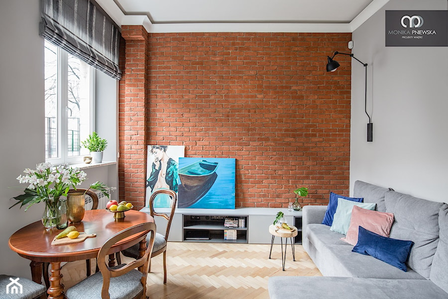 Małe mieszkanie z antresolą - Średni biały brązowy salon z jadalnią, styl nowoczesny - zdjęcie od Monika Pniewska Projekty Wnętrz