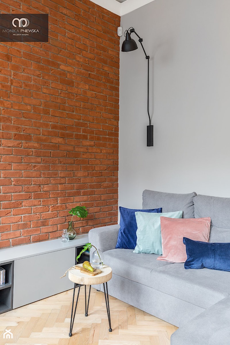 Małe mieszkanie z antresolą - Szary salon, styl nowoczesny - zdjęcie od Monika Pniewska Projekty Wnętrz