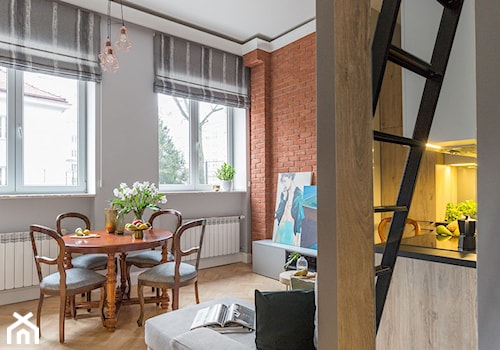 Małe mieszkanie z antresolą - Szary salon z kuchnią z jadalnią, styl nowoczesny - zdjęcie od Monika Pniewska Projekty Wnętrz
