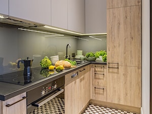 Małe mieszkanie z antresolą - Mała zamknięta z kamiennym blatem szara z zabudowaną lodówką z nablatowym zlewozmywakiem kuchnia w kształcie litery l, styl nowoczesny - zdjęcie od Monika Pniewska Projekty Wnętrz