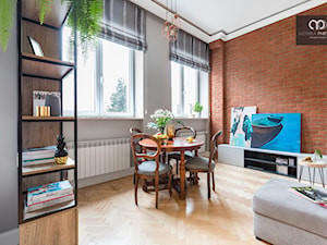 Małe mieszkanie z antresolą - Średni szary salon z jadalnią, styl nowoczesny - zdjęcie od Monika Pniewska Projekty Wnętrz