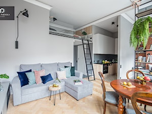Małe mieszkanie z antresolą - Średni biały szary salon z kuchnią z jadalnią z antresolą, styl nowoczesny - zdjęcie od Monika Pniewska Projekty Wnętrz