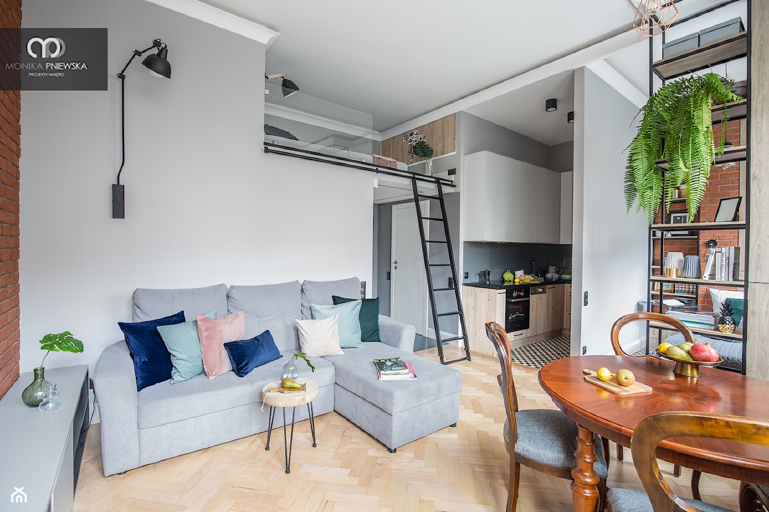 Małe mieszkanie z antresolą - Średni biały szary salon z kuchnią z jadalnią z antresolą, styl nowoczesny - zdjęcie od Monika Pniewska Projekty Wnętrz - Homebook