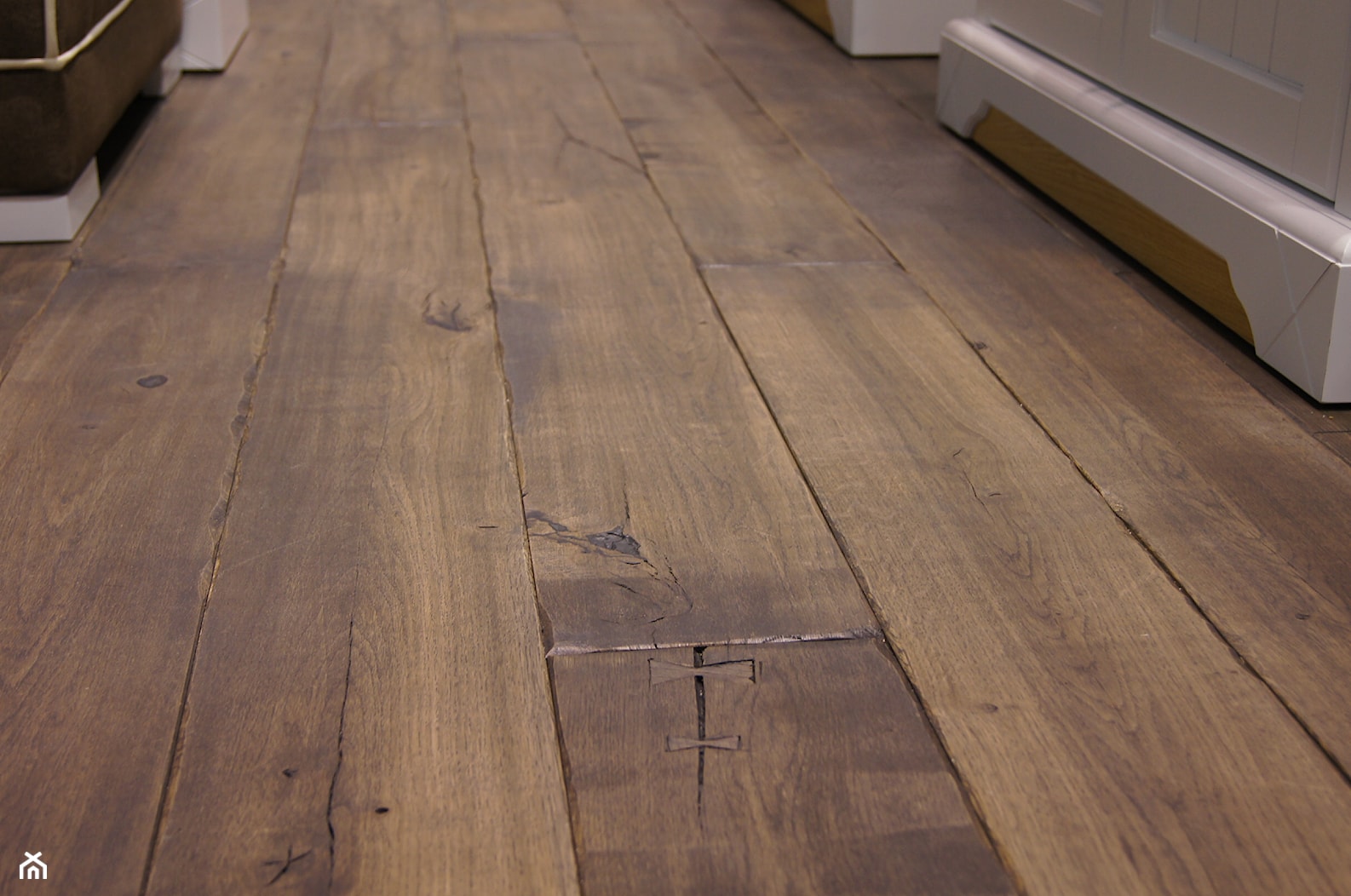 Podłoga drewniana, ręcznie postarzana - zdjęcie od LEGAR - stolarstwo, schody i podłogi z drewna - Homebook