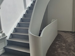 Schody gięte w nowoczesnym stylu. - zdjęcie od LEGAR - stolarstwo, schody i podłogi z drewna