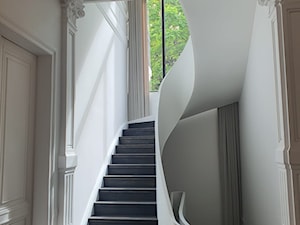 Schody gięte w nowoczesnym stylu. - zdjęcie od LEGAR - stolarstwo, schody i podłogi z drewna