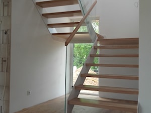 Schody policzkowe na stalowej konstrukcji - zdjęcie od LEGAR - stolarstwo, schody i podłogi z drewna