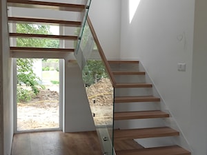 Schody policzkowe na stalowej konstrukcji - zdjęcie od LEGAR - stolarstwo, schody i podłogi z drewna