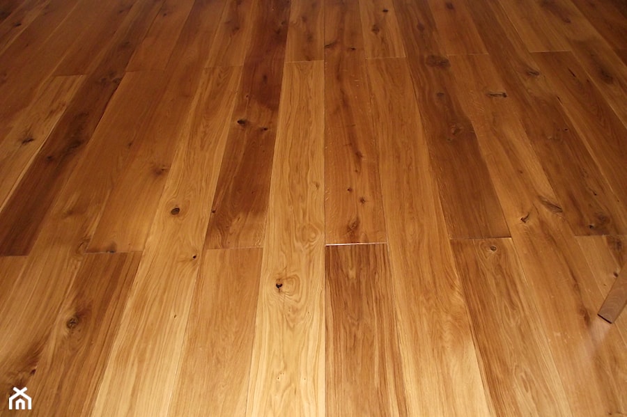 Podłoga drewniana, wykonana z drewna dębowego, wykończenie lakier bezbarwny. - zdjęcie od LEGAR - stolarstwo, schody i podłogi z drewna
