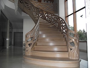 Schody gięte z ręcznie rzeźbioną balustradą - zdjęcie od LEGAR - stolarstwo, schody i podłogi z drewna
