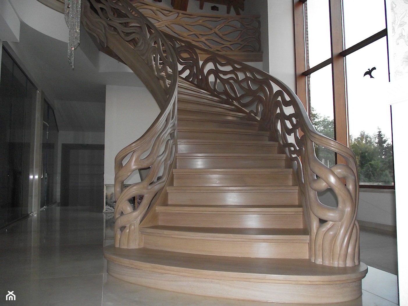 Schody gięte z ręcznie rzeźbioną balustradą - zdjęcie od LEGAR - stolarstwo, schody i podłogi z drewna - Homebook