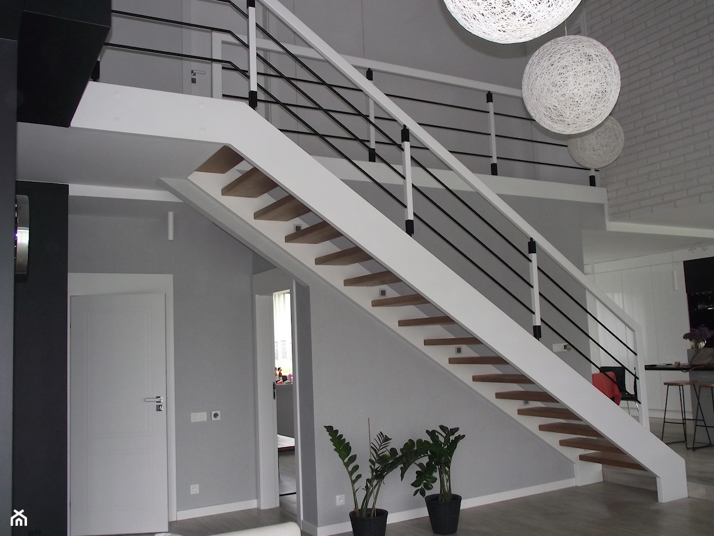 Schody białe - zdjęcie od LEGAR - stolarstwo, schody i podłogi z drewna - Homebook