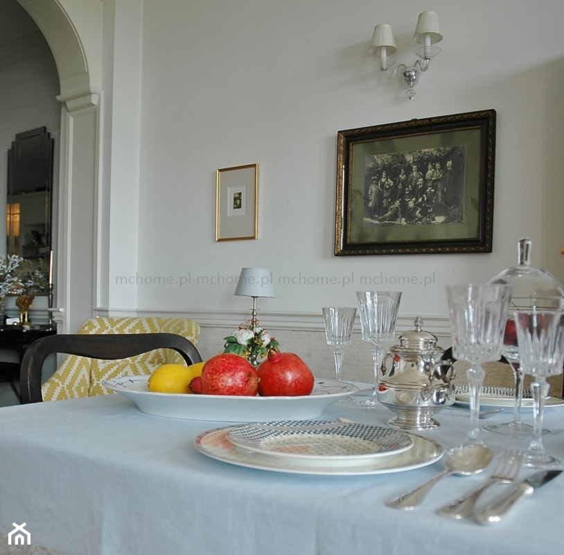 Średnia biała jadalnia jako osobne pomieszczenie, styl tradycyjny - zdjęcie od MODERN CLASSIC HOME