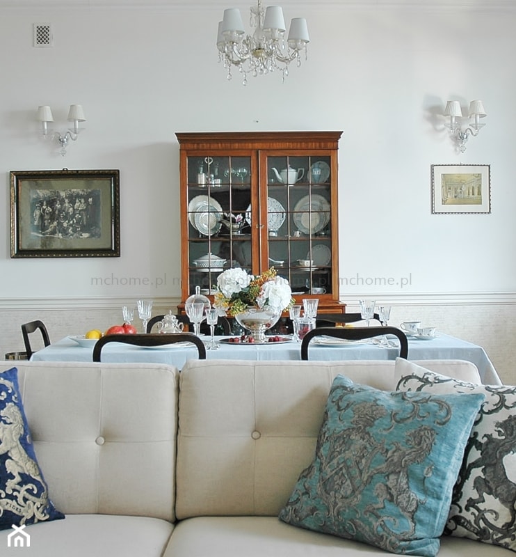 Średnia biała jadalnia w salonie, styl tradycyjny - zdjęcie od MODERN CLASSIC HOME