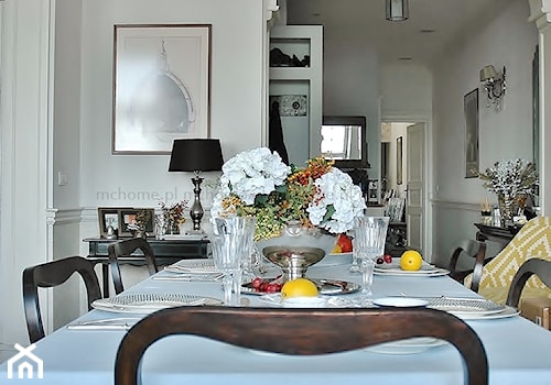 Średnia beżowa jadalnia jako osobne pomieszczenie, styl tradycyjny - zdjęcie od MODERN CLASSIC HOME