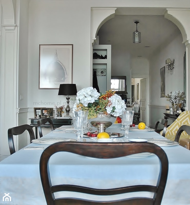 Średnia beżowa jadalnia jako osobne pomieszczenie, styl tradycyjny - zdjęcie od MODERN CLASSIC HOME