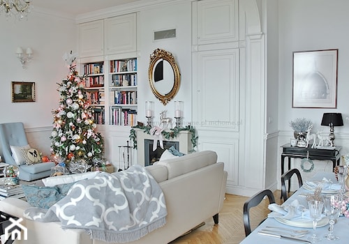 MODERN CLASSIC CHRISTMAS - Średni biały salon z jadalnią z bibiloteczką, styl tradycyjny - zdjęcie od MODERN CLASSIC HOME
